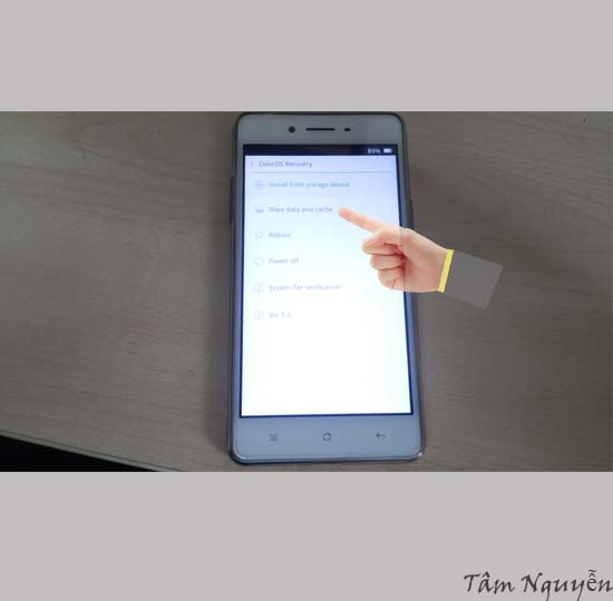 chọn vào wipe data and cahe.